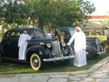 المهندس احمد الجرون بين سياراته الكلاسيكية.