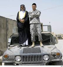 احد مرتزقة العراق مع عناصر من الجيش الامريكي احد مرتزقة العراق مع عناصر من الجيش الامريكي