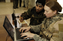 جنود البحرية الاميركية ممنوعون من استخدام موقعي "فيسبوك" و"تويتر"بأوامر عسكرية 