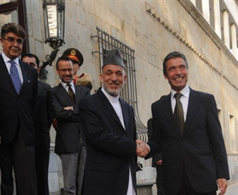 الامين العام الجديد لحلف الناتو اندرس فوغ راسموسن مع احمد قرضاي ، الرئيس الافغاني
