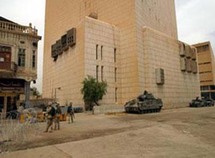 سياسيون أم لصوص ؟ ....اتهام عناصر حماية نائب الرئيس العراقي بسرقة مصرف الزوية سياسيون أم لصوص ؟ ....اتهام عناصر حماية نائب الرئيس العراقي بسرقة مصرف الزوية