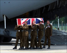 جنود بريطانيا يعودون بجثمان احد عناصر الجيش من افغانستان