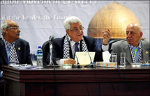 الرئيس محمود عباس اثناء إدارة مؤتمر فتح