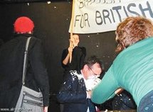 مهرجرون يقذفون وزير الهجرة البريطاني بالبيض والطماطم