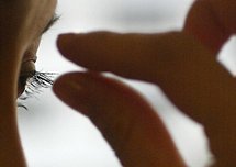 إجراء أول جراحة لزراعة الأهداب في بريطانيا إجراء أول جراحة لزراعة الأهداب في بريطانيا