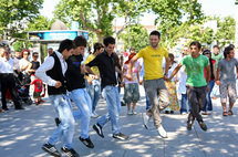 راقصو الكولباستي الأتراك يتألقون على أنغام الموسيقى التركية السريعة في حي كاديكوي باسطنبول