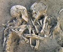 أقدم قصة حب رومانسية.. العثور على رفاة شخصين متعانقين منذ 4500 عام في دبي