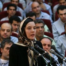 كلوتيلد ريس اثناء المحاكمة في طهران كلوتيلد ريس اثناء المحاكمة في طهران
