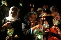 حرمان في رمضان ...بضائع غزة قليلة وليس فيها غير بضعة فوانيس مهربة عبر الأنفاق من مصر حرمان في رمضان ...بضائع غزة قليلة وليس فيها غير بضعة فوانيس مهربة عبر الأنفاق من مصر