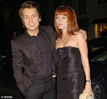 المغني البريطاني الشهير مارك أوين و صديقته الممثلة البريطانية إيما فيرجسون