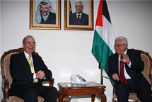جورج ميتشل و الرئيس الفلسطيني محمود عباس بعدم