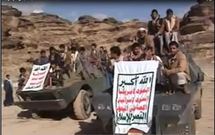 طفلان يظهران في صور حديثة على سيارات مصفحات عسكرية لقوات الحوثي طفلان يظهران في صور حديثة على سيارات مصفحات عسكرية لقوات الحوثي