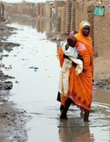 الفيضانات الأخيرة جعلت السودانيين بمختلف فئاتهم الدينية والعرقية يتشاركون في البؤس والتشرد الفيضانات الأخيرة جعلت السودانيين بمختلف فئاتهم الدينية والعرقية يتشاركون في البؤس والتشرد