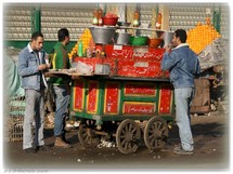 بائع الفول صورة مألوفة في الشارع المصري بائع الفول صورة مألوفة في الشارع المصري