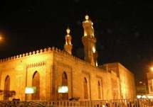 مذاق آخر لرمضان حين تقضيه في حي الحسين القاهري بأجوائه الروحية وسحره العتيق مذاق آخر لرمضان حين تقضيه في حي الحسين القاهري بأجوائه الروحية وسحره العتيق