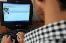 الأتراك يتحدون الرقابة المفروضة على بعض المواقع ومنها اليوتيوب ويصلون إليها رغم الحظر الأتراك يتحدون الرقابة المفروضة على بعض المواقع ومنها اليوتيوب ويصلون إليها رغم الحظر