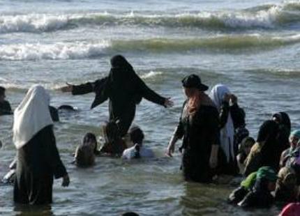 مخيمات الأخوان لم تعد مريبة ...الحجاب والجلباب ينافسان " البيكيني" على شواطئ الجزائر