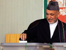 كرزاي يدلي بصوتة في الانتخابات الرئاسية كرزاي يدلي بصوتة في الانتخابات الرئاسية