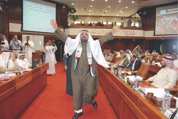النائب المعارض محمد المزعل خلال احدى جلسات مجلس النواب النائب المعارض محمد المزعل خلال احدى جلسات مجلس النواب