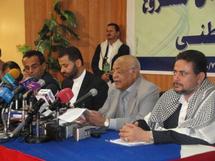 المؤتمر الصحفي للقاء المشترك ويبدو باسندوة متحدثا والى يمينه الشيخ حميد الأحمر المؤتمر الصحفي للقاء المشترك ويبدو باسندوة متحدثا والى يمينه الشيخ حميد الأحمر