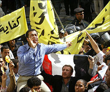 حركة كفاية المصرية المعارضة تتبرأ من أحد مؤسسيها بعد تاييده لتوريث السلطة 