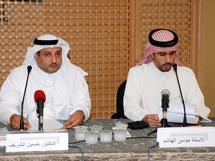 الدكتور حسين الشريف (شمال)المشرف على جمعية حقوق الانسان في مكة