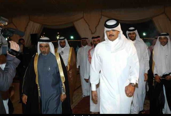 الشيخ عبدالله بن خليفة (يمين )في مناسبة أجتماعية في الدوحة الشيخ عبدالله بن خليفة (يمين )في مناسبة أجتماعية في الدوحة