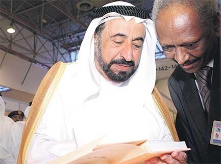 الشيخ سلطان بن محمد القاسمي حاكم الشارقة يتصفح أحد كتبه والى جانبه يوسف عايدابي الشيخ سلطان بن محمد القاسمي حاكم الشارقة يتصفح أحد كتبه والى جانبه يوسف عايدابي
