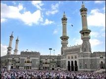 السعودية تكافح ظاهرة حجز أماكن الصلاة في الحرم لقاء مئات الدولارات 