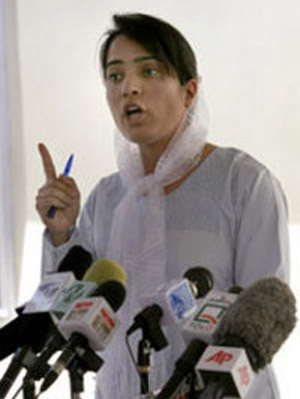 النائبة الأفغانية ملالي جويا: كرزاي رمز للفساد يداه ملطختان بالدماء والديمقراطية ليست باقة من الزهور