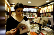 كيف تكتب رواية ؟ روائية لبنانية تجرب نقل كيمياء الكتابة للجيل الجديد في ورشة للكتابة الإبداعية كيف تكتب رواية ؟ روائية لبنانية تجرب نقل كيمياء الكتابة للجيل الجديد في ورشة للكتابة الإبداعية