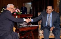 محمود عباس مصافحا الرئيس المصري محمود عباس مصافحا الرئيس المصري