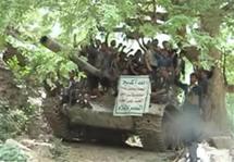 مقاتلون حوثيون على دبابة استولوا عليها من الجيش