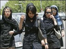 الشرطة الايرانية تمنع عرض ربطات العنق ووضع الألبسة الداخلية النسائية في واجهات المحلات الشرطة الايرانية تمنع عرض ربطات العنق ووضع الألبسة الداخلية النسائية في واجهات المحلات