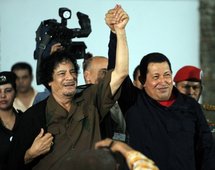 القذافي وتشافيز يحتفلان بتحالفهما ضد الامبريالية ويتبادلان الهدايا الرمزية