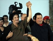 القذافي وتشافيز يحتفلان بتحالفهما ضد الامبريالية ويتبادلان الهدايا الرمزية القذافي وتشافيز يحتفلان بتحالفهما ضد الامبريالية ويتبادلان الهدايا الرمزية