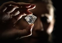 العثور على ألماسة تزن 100 غرام وتتمتع بلون وصفاء استثنائيين في جنوب أفريقيا العثور على ألماسة تزن 100 غرام وتتمتع بلون وصفاء استثنائيين في جنوب أفريقيا