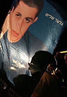 اسرائيل تطلق سراح 20 معتقلة فلسطينية مقابل معلومات عن شاليط اسرائيل تطلق سراح 20 معتقلة فلسطينية مقابل معلومات عن شاليط