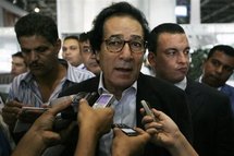 انتقادات عنيفة من الكتاب المصريين لفاروق حسني بعد هزيمته في اليونسكو انتقادات عنيفة من الكتاب المصريين لفاروق حسني بعد هزيمته في اليونسكو