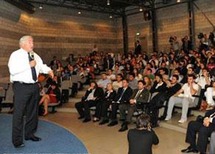 الأعر اض الدولية لقذف الأحذية تصيب رئيس البنك الدولي في جامعة تركية الأعر اض الدولية لقذف الأحذية تصيب رئيس البنك الدولي في جامعة تركية