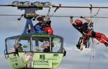 ألمانيا: إنقاذ 70 راكبا حوصروا في كبائن تلفريك فوق نهر الراين ألمانيا: إنقاذ 70 راكبا حوصروا في كبائن تلفريك فوق نهر الراين