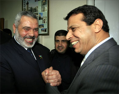 محمد دحلان واسماعيل هنية ..من يضحك على من في قضية لا تحتمل العبث محمد دحلان واسماعيل هنية ..من يضحك على من في قضية لا تحتمل العبث