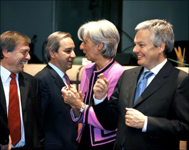 وزيرة الاقتصاد الفرنسية كريستين لاغارد وسط مجموعة من الوزراء الاوربيين