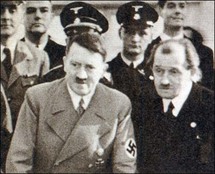 فرديناند ورش مؤسس الشركة مع الزعيم النازي في مصانعها عام 1933 - ارشيف