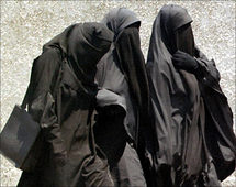 السلفية التونسية ...شيوخ من الخليج ومصر  يؤثرون في الشّباب والدولة لا تملك إلا الحل الأمني   