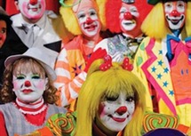 خمسمئة مهرج يتجمعون لإزالة التوتر وحث الناس على الضحك في مهرجان الفكاهة الدولي