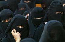الاخوات المنقبات لا يفضلن الالوان الزاهية كما قالت بائعات شارع الموسكي الاخوات المنقبات لا يفضلن الالوان الزاهية كما قالت بائعات شارع الموسكي