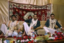جلسة يمنية تقليدية آخر ما يشغلها السياسة والحقوق