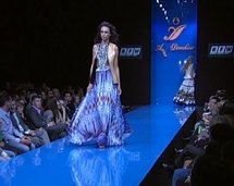 بيوت الأزياء الروسية تتحدى البرد والازمة العالمية وتقيم عرضا للموضة في موسكو بيوت الأزياء الروسية تتحدى البرد والازمة العالمية وتقيم عرضا للموضة في موسكو