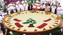 طبق حمص ضخم مزين بالأرزة اللبنانية يدخل موسوعة غينيس طبق حمص ضخم مزين بالأرزة اللبنانية يدخل موسوعة غينيس